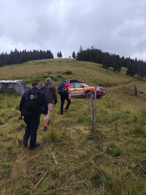 Început de weekend extrem de intens pentru echipa Salvamont Maramureş. Au fost salvaţi patru ucraineni rătăciţi în munte, un cioban cu durri abdominale puternice şi un tânăr rănit după o coborâre în rapel pe cascadă - FOTO