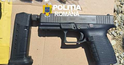 Ilfov -  Pistol şi cartuşe, găsite în apropierea unei platforme de colectare a deşeurilor dintr-un complex rezidenţial din comuna Ştefăneştii de Jos