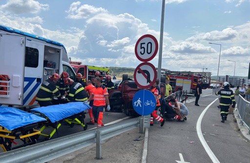 Patru răniţi, între care un copil, în urma unui accident petrecut pe centura staţiunii Băile Felix/ Au intervenit pompierii din Bihor, toate persoanele rănite fiind duse la spital