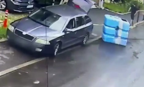 Persoane surprinse când deversau pe carosabil, în Sectorul 6, ape reziduale, cel mai probabil provenite de pe şantier / Imaginile au fost analizate de Poliţia Locală, care a identificat persoanele şi a aplicat amenzi - VIDEO