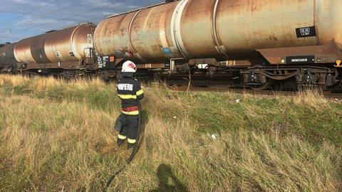 Teleorman: Scurgeri la vana de alimentare a unui vagon care transportă motorină / Trenul format din 37 de vagoane este staţionat în apropierea haltei Rădoieşti / Populaţia, evacuată pe o rază de 300 de metri - FOTO