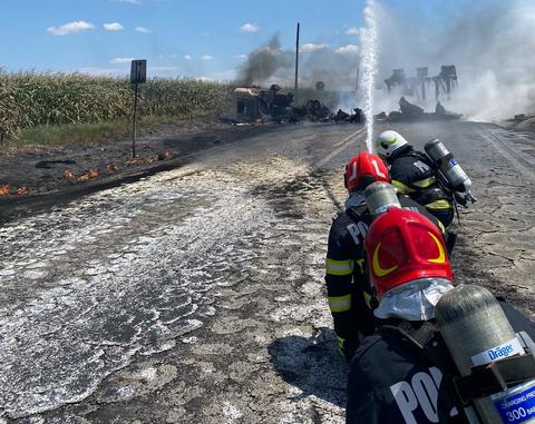 Constanţa: Incendiu pe DN 2A, în urma unui accident între o cisternă încărcată cu benzină şi un buldoexcavator / Şoferul cisternei a fost transportat la spital/ A fost instituit perimetru de siguranţă pe 800 de metri 