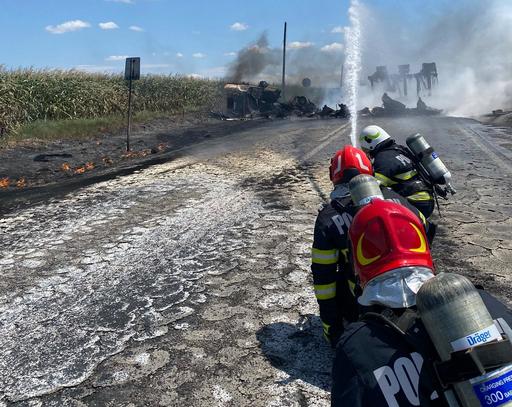 UPDATE - Constanţa: Incendiu pe DN 2A, în urma unui accident între o cisternă încărcată cu benzină şi un utilaj agricol/ Şoferul cisternei, dus la spital/ Perimetru de siguranţă pe 800 de metri/ Trafic blocat/ Pompierii au stins incendiul