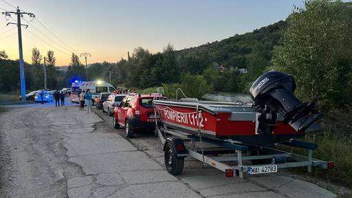 UPDATE - Prahova: Persoană luată de ape, când a vrut să traverseze râul Teleajăn cu căruţa / Intervenţie pentru căutarea bărbatului / Curenţii sunt puternici şi s-a format o cascadă / Calul a fost scos din apă