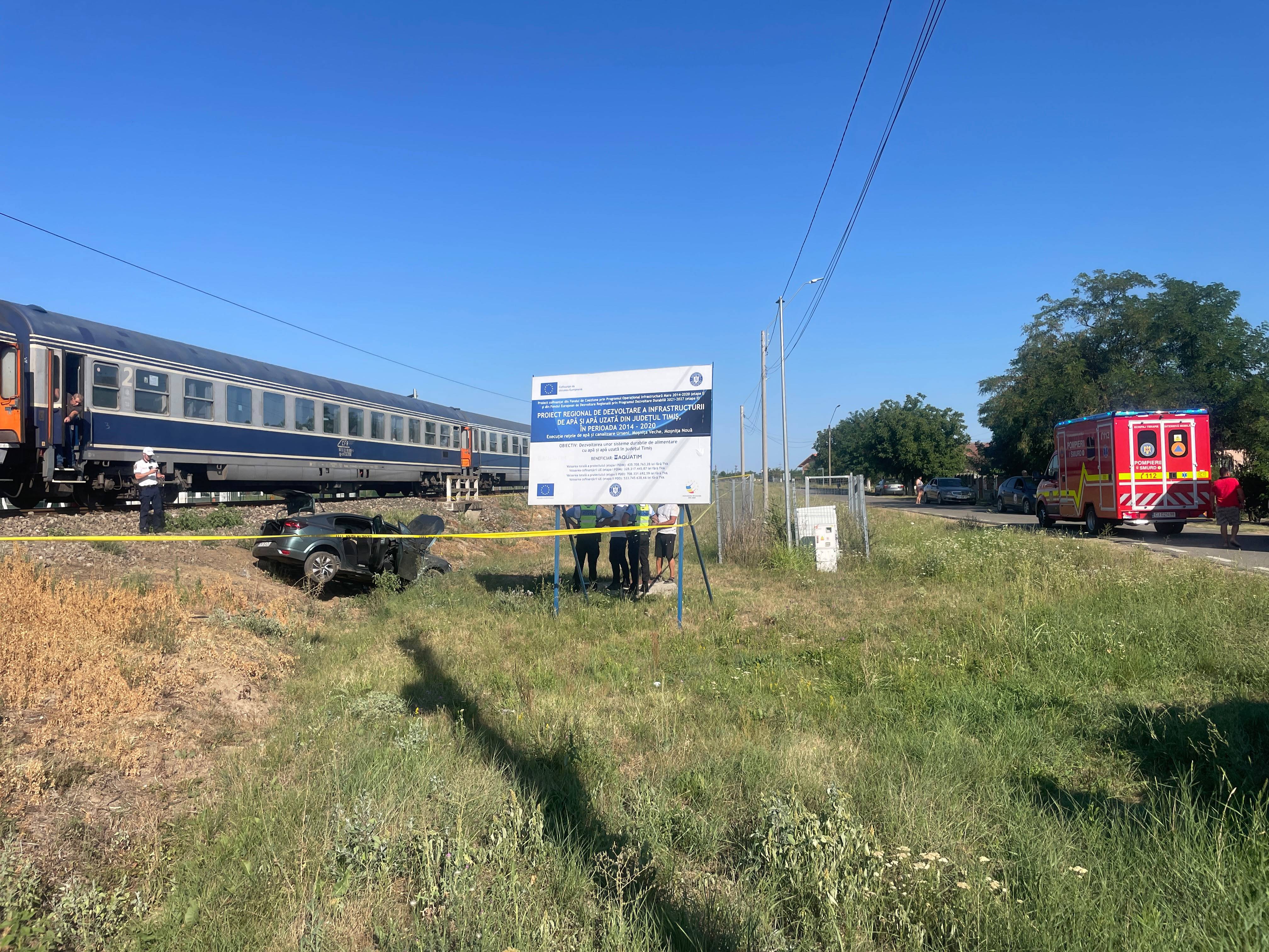 Accident feroviar lângă Timișoara / O femeie a rămas încarcerată în mașina lovită de tren și a fost resuscitată - FOTO