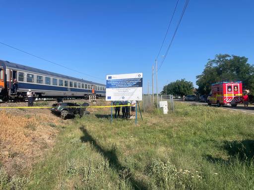 Accident feroviar lângă Timişoara / O femeie a rămas încarcerată în maşina lovită de tren şi a fost resuscitată - FOTO