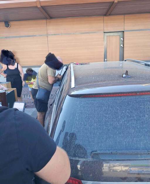 Sugar care a rămas blocat într-o maşină din Piteşti, salvat de poliţiştii locali / În 11 minute de când echipajul a fost alertat, copilul a fost scos şi nu a avut nevoie de îngrijiri medicale

