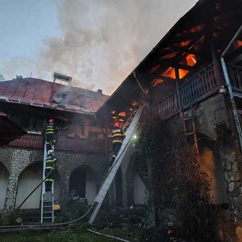 Neamţ - Incendiu puternic la Mănăstirea Bisericani. Pornit de la o chilie, focul s-a extins la o clădire cu o suprafaţă de 400 de metri pătraţi - FOTO