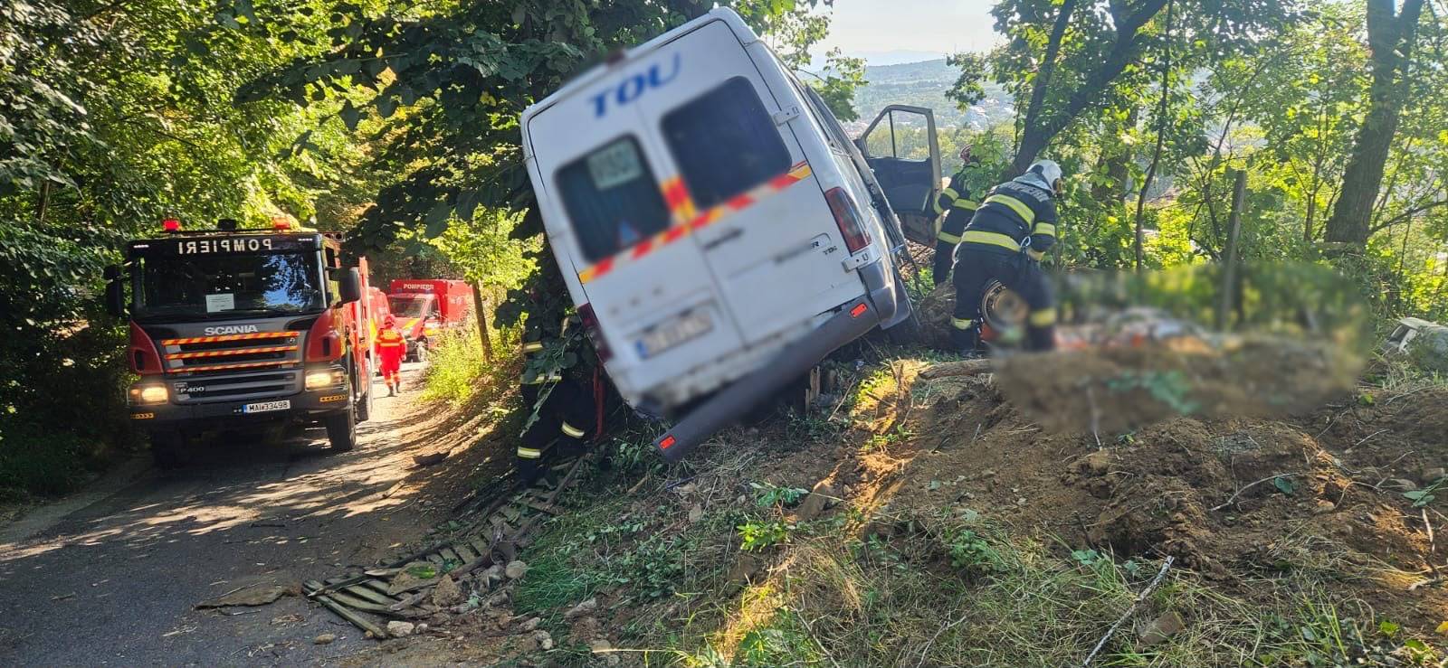 UPDATE - Plan Roșu de Intervenție în județul Argeș, după un accident rutier / Un microbuz cu 16 persoane a ieșit în afara părții carosabile și s-a lovit de un copac / 10 persoane au nevoie de îngrijiri medicale / O victimă a fost declarată decedată