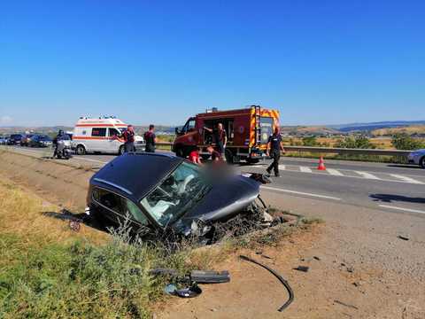 UPDATE - Patru persoane, transportate la spital în stare gravă după ce un autoturism a lovit un cap de pod, pe centura Cluj-Napoca-Apahida/ Două fete de 10 ani, găsite în stop cardio-respirator şi resuscitate/ O femeie şi un copil de 6 ani, scoşi din maşi