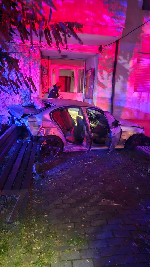 Două maşini s-au ciocnit în Piatra Neamţ, una dintre ele fiind proiectată în scara unui bloc / Trei tineri au fost răniţi, iar un cablu electric a fost avariat