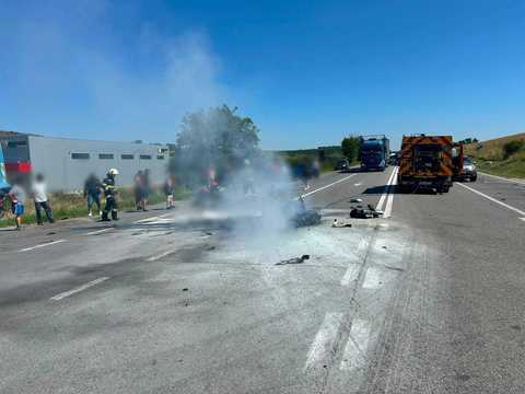 Cluj: O motocicletă şi un camion, implicate într-un accident pe DN 1/ După impact, motocicleta a luat foc/ Motociclistul, găsit cu arsuri, fără semne vitale, este supus manevrelor de resuscitare/ Traficul, blocat pe ambele sensuri