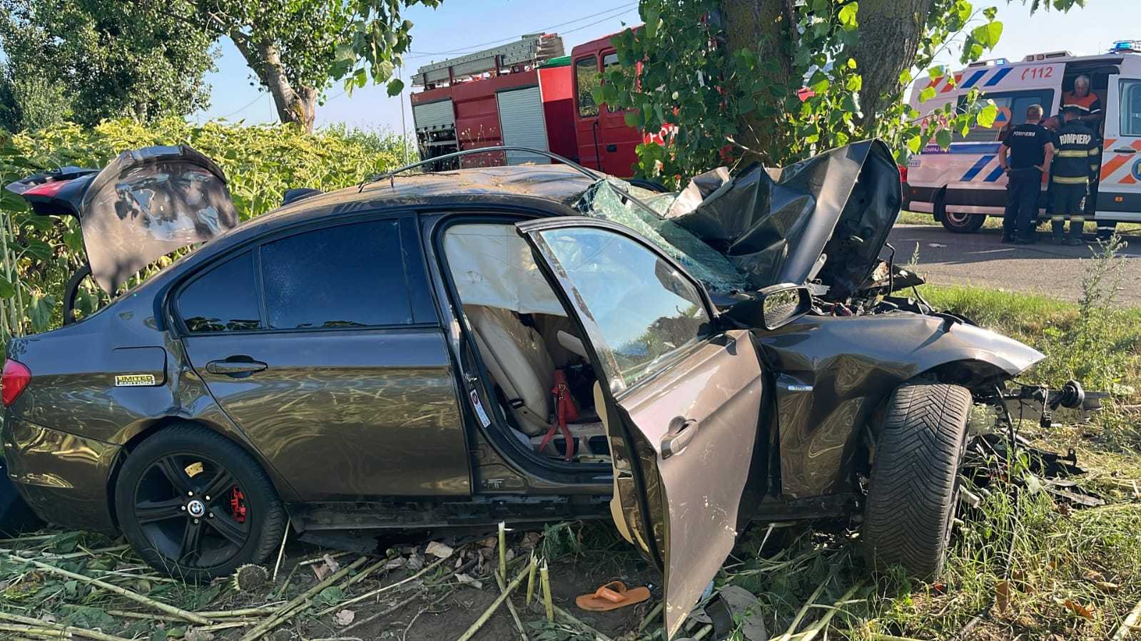 Buzău: Doi morți și doi răniți după ce o mașină a ieșit de pe șosea și s-a izbit de un copac