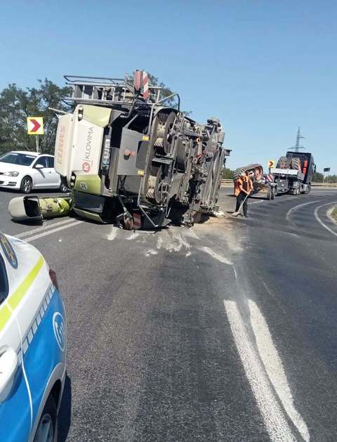 Circulaţie rutieră îngreunată pe DN 6, în judeţul Caraş-Severin, după ce o combină agricolă a căzut de pe un trailer