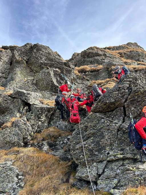 Două intervenţii ale Salvamont Sibiu - Un parapantist a rămas blocat într-un copac în Munţii Făgăraş / Copil de 10 ani, rănit în Munţii Cindrel