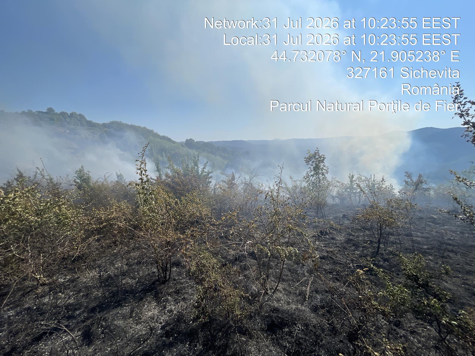 Incendiile de vegetație din județul Caraș-Severin au fost stinse după 3 zile / Elicopterele Black Hawk și-au încheiat misiunea