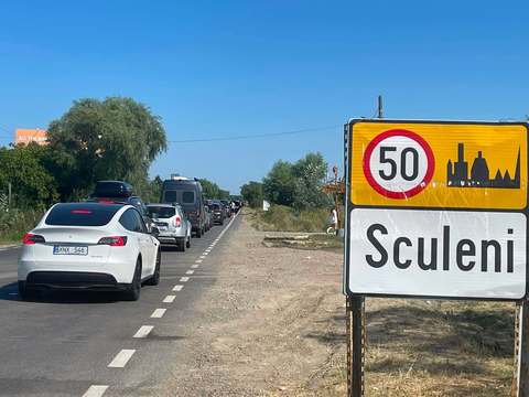 Premierul Ilie Bolojan, solicitat să dispună măsuri pentru fludizarea traficului în punctul de frontieră Sculeni – Oamenii reclamă cozi interminabile şi timpi de aşteptare excesivi / Duminică, la 36 de grade, într-o oră s-au avansat doar 300 de metri
