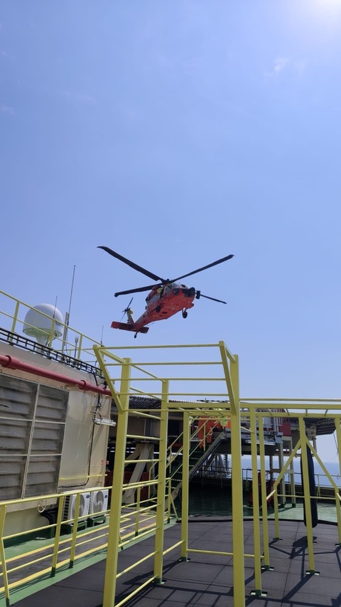 Bărbat cu fractură de femur, evacuat cu un elicopter Black Hawk al IGAv de pe o platformă maritimă situată la aproximativ 90 de mile marine în largul Mării Negre