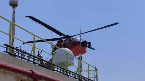 Raed Arafat anunţă prima misiune de evacuare medicală de pe o navă aflată în largul Mării Negre efectuată de elicopterul Black Hawk al Inspectoratului General de Aviaţie / O persoană s-a rănit pe o platformă maritimă de extracţie

