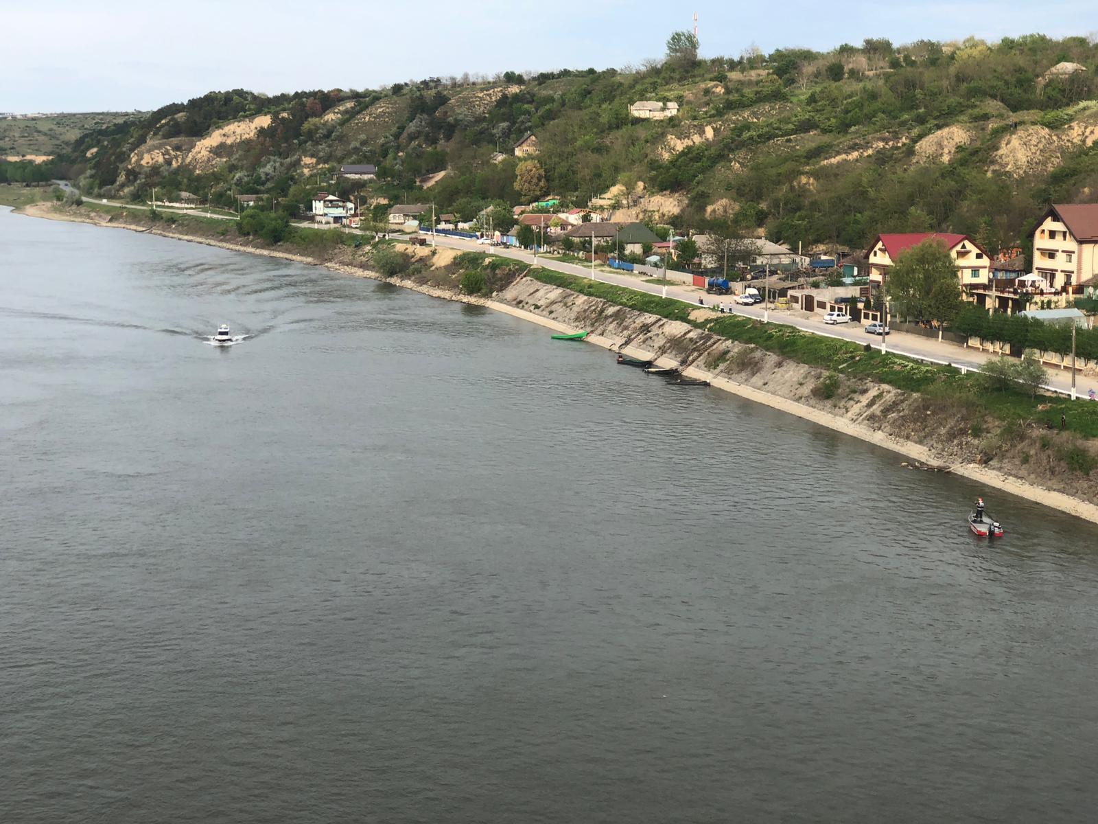 Accident pe Dunăre în județul Mehedinți, după ce o ambarcațiune s-a lovit de o geamandură / Un adolescent de 15 ani a fost salvat, iar un bărbat este căutat