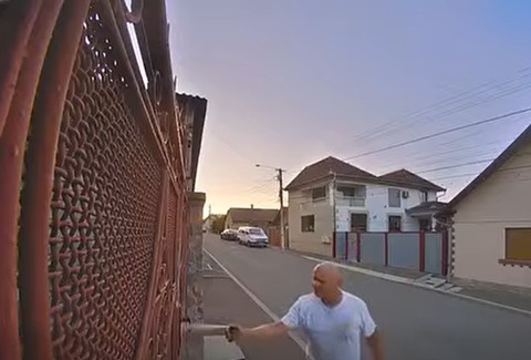 Cluj: Bărbat amendat după ce a fost filmat în timp ce pulverizează spray spre câinii din curţile vecine - FOTO, VIDEO