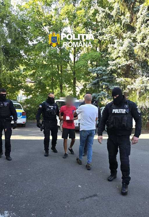 Hunedoara: Bărbatul care ameninţa că îşi ucide copilul de doi ani, la Uricani, având la el cu cutter, reţinut/ Băieţelul, în grija bunicii
