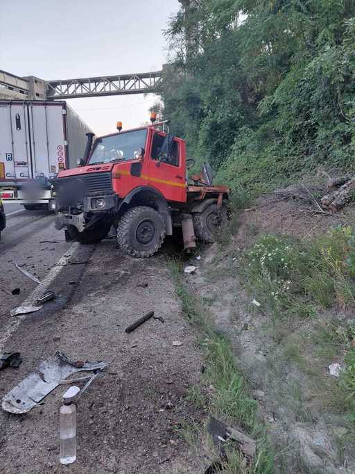 Cluj - Accident între un autotren şi un utilaj, pe DN1. Două persoane au fost rănite. Traficul în zonă este îngreunat - FOTO