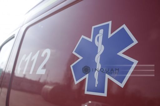 Mureş: Doi bărbaţi au fost loviţi de trăsnet/ Cei doi au fost scoşi din apă de către pompieri, în stop cardio-respirator/ Echipajele medicale fac manevre de resuscitare