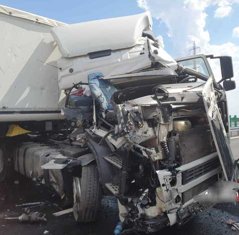 Drumul expres 12, blocat pe sensul Piteşti-Slatina, după o coliziune între trei ansambluri rutiere în dreptul comunei Oarja/ Nu sunt victime/ Se înregistrează scurgeri de combustibil pe şosea/ Circulaţia, reluată după ora 17.00 - FOTO