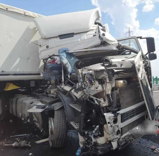 Drumul expres 12, blocat pe sensul Piteşti-Slatina, după o coliziune între trei ansambluri rutiere în dreptul comunei Oarja/ Nu sunt victime/ Se înregistrează scurgeri de combustibil pe şosea/ Circulaţia, reluată după ora 17.00 - FOTO