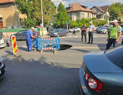 UPDATE - Surpare a carosabilului, pe Bulevardul Eroilor din Bucureşti/ Restricţii de circulaţie, pentru intervenţia echipelor Apa Nova/ Precizările Primăriei