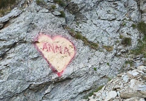 Bărbatul devenit celebru pe internet după ce a „pictat” o declaraţie de dragoste pe o stâncă, determinând comentariul ”Anna, ţine-ţi prostul acasă!”, a fost identificat/ El are 55 de ani şi este din Bucureşti