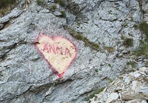 Bărbatul devenit celebru pe internet după ce a „pictat” o declaraţie de dragoste pe o stâncă, determinând comentariul ”Anna, ţine-ţi prostul acasă!”, a fost identificat/ El are 55 de ani şi este din Bucureşti