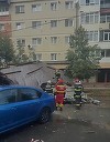 O parte din acoperişul unui bloc din municipiul Sibiu s-a desprins din cauza vântului şi a căzut pe mai multe maşini parcate/ Traficul rutier, închis în acea zonă - VIDEO