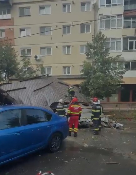 O parte din acoperişul unui bloc din municipiul Sibiu s-a desprins din cauza vântului şi a căzut pe mai multe maşini parcate/ Traficul rutier, închis în acea zonă - VIDEO