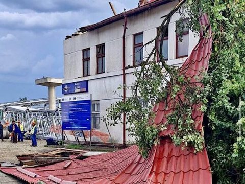 Bihor: O parte din acoperişul gării din Aleşd, smulsă de vântul puternic/ Ploaie torenţială şi furtună în mai multe localităţi, după zile de caniculă şi secetă