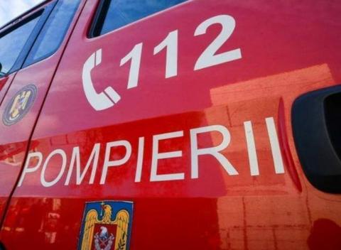 Vâlcea - Incendiu într-un apartament dintr-un bloc din Alunu. O femeie a fost salvată şi transportată la spital. Un bărbat a fost găsit căzut în stradă, fiind declarat decesul
