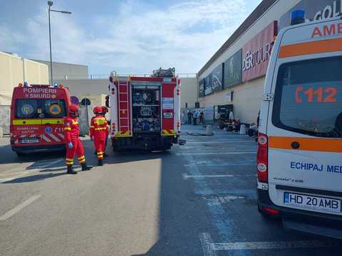 Degajări mari de fum într-un centru comercial din municipiul Deva. Zece persoane au fost evacuate de echipele de intervenţie şi alte 300 s-au autoevacuat - FOTO