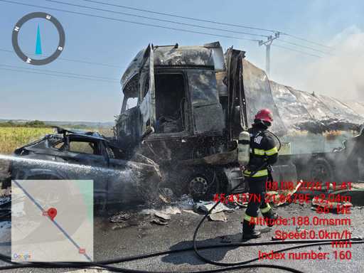 UPDATE - Accident între o maşină şi un TIR, în judeţul Caraş-Severin/ Şoferul autoturismului, găsit carbonizat - FOTO
