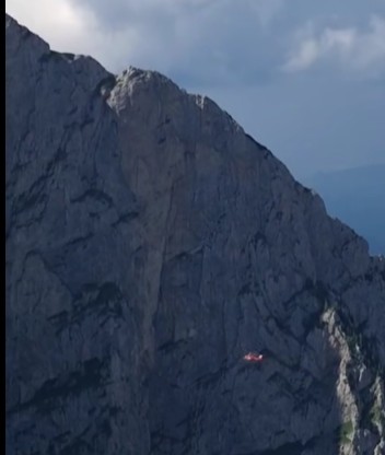 Intervenţie extrem de dificilă în Munţii Bucegi, unde doi alpinişti au rămas blocaţi în peretele Văii Albe - VIDEO

