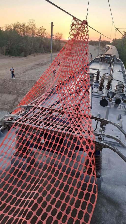 Incident în Timiş, pe calea ferată / O panglică utilizată în zona unor lucrări s-a agăţat de firul de contact - FOTO