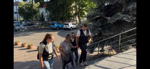Botoşani: Femeie reţinută sub acuzaţia că, în luna aprilie, şi-a ucis concubinul, l-a îngropat în curtea casei, după care a plecat la muncă în străinătate / Rudele victimei anunţaseră dispariţia / Cadavrul, descoperit după 4 luni 