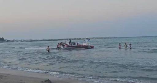 Bărbat în pericol de înec, salvat de pompieri în zona unei plaje din Mangalia