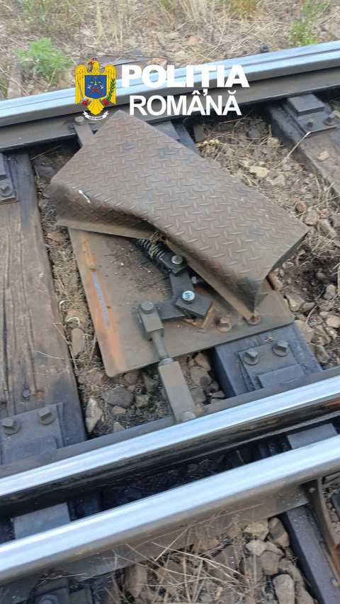 Hunedoara: Trei minori au fost identificaţi, după ce au pus pe calea ferată un dispozitiv pentru manevrarea macazului care a fost desfăcut, dar şi o placă de beton
