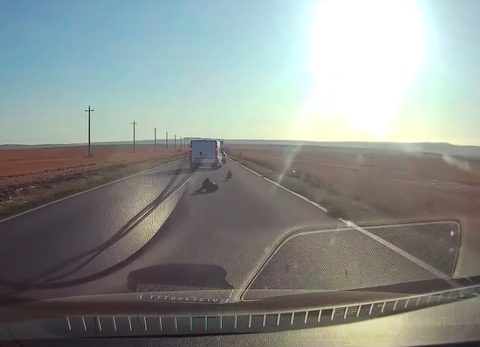 Tulcea: Un copil a căzut dintr-o maşină aflată în mers pe o şosea, iar scena a fost filmată / Poliţiştii au început cercetările în acest caz - VIDEO