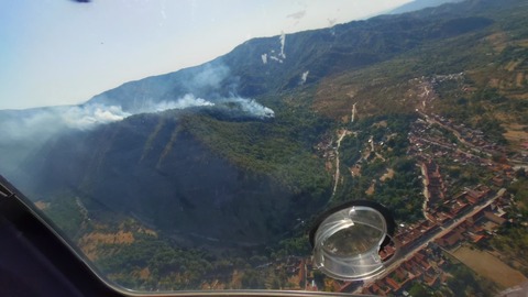 Caraş-Severin: Incendiile de vegetaţie uscată au afectat, în ultimele zile, peste 150 de hectare de teren/ Multe au ars zile la rând, în pofida intervenţiilor susţinute ale pompierilor/ Din cauza terenului accidentat, se intervine şi cu elicopterul