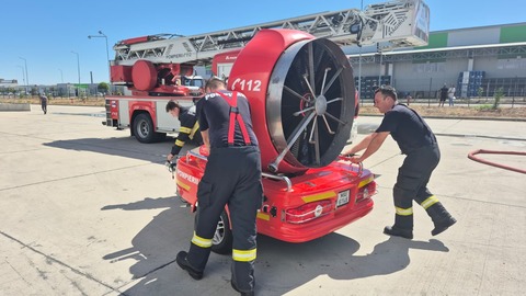 Incendiu la o hală de producţie a pieselor auto din Parcul Industrial 1 din Oradea/ Aproape 80 de angajaţi au ieşit singuri din clădire în momentul izbucnirii incendiului/ Nu s-au înregistrat victime, ci doar pagube materiale - FOTO