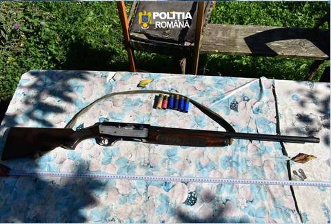 Prahova: Trei persoane, anchetate sub suspiciunea că organizau partide ilegale de vânătoare de mistreţi şi căprioare / La percheziţii, poliţiştii au găsit arme letale deţinute ilegal şi alte dispozitive folosite la vânătoare

