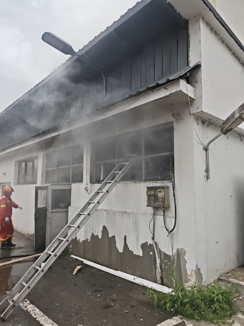 Suceava: Incendiu într-o cameră tehnică a Spitalului Orăşenesc Gura Humorului / Focul a pornit de la o candelă  

