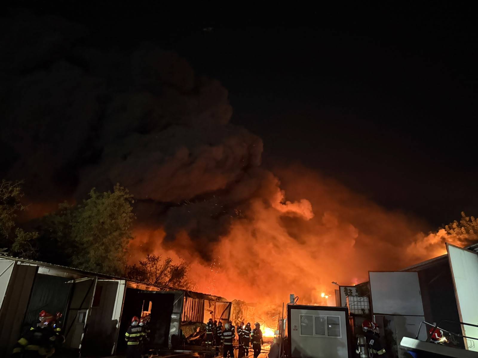 Incendiu puternic la o hală din Sectorul 1 al Capitalei/ Pompierii intervin cu peste 20 de autospeciale/ A fost emis mesaj RO-Alert, din cauza degajărilor foarte mari de fum - FOTO, VIDEO